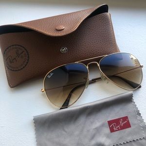 Gold aviator Ray-Ban sunglassea